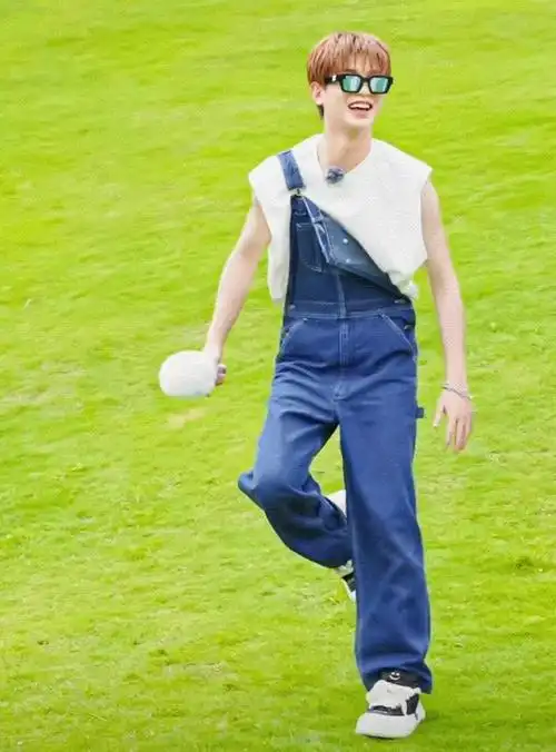 黄明昊小朋友上班啦牛仔背带裤77小白t恤小贾好乖