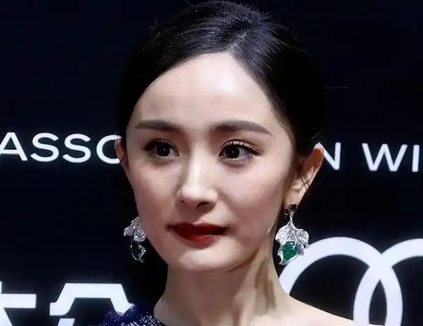 近日却有大批女星未修原档生图爆出,原来靠脸吃饭的明星,未被精修前也