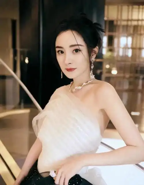 杨幂个人资料(一个身材长相被低估,演技被严重低估的实力派女演员)_豪