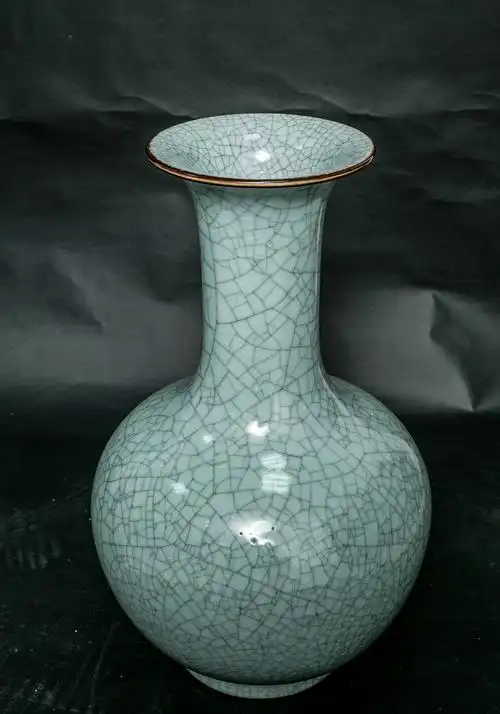 哥窑长颈盘口瓶(南宋)