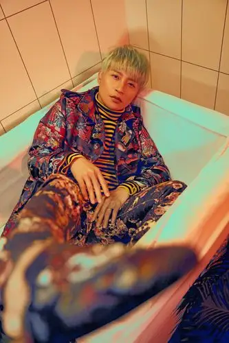 陈志朋解锁随性写真  眼神深邃迷人