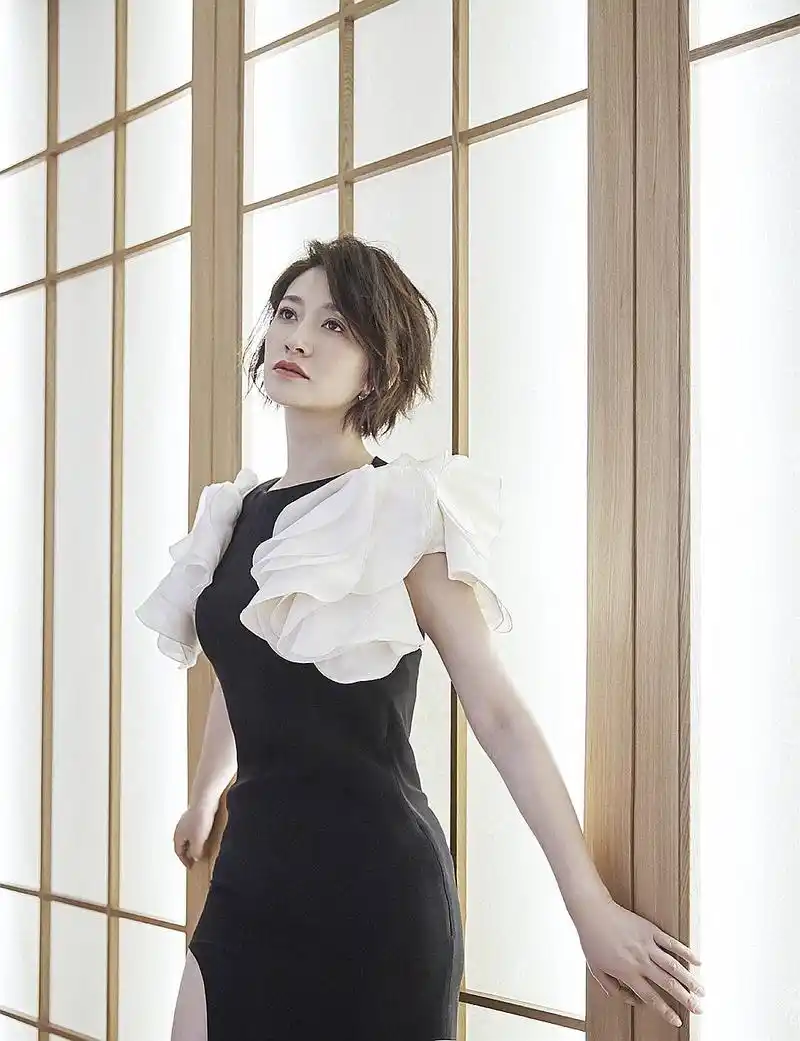 李小冉短发稍显凌乱,非常的时尚,气质十足!