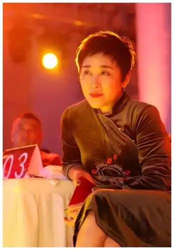 摆地摊供养妹妹的音乐梦,身价上亿甘为妹妹拎包当助理|那英|那辛|音乐