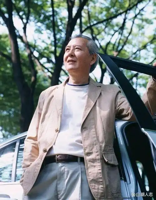 六七十岁男人:头发白了要不要染黑?白发适合什么发型?攻略来了