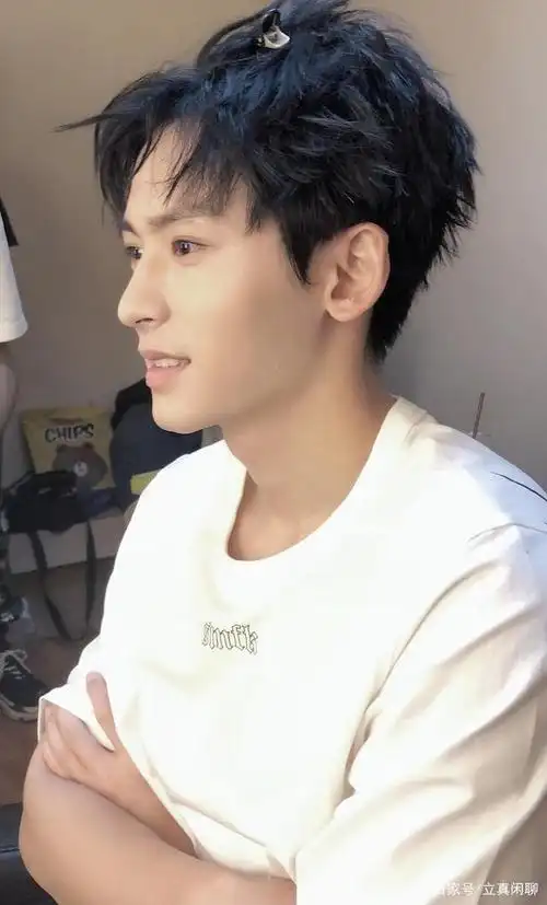 张哲瀚经典照片集锦 形象健康向上的新生代青春偶像