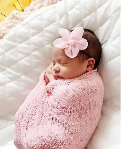 戴娇倩晒女儿满月照 头戴花朵酣睡可爱