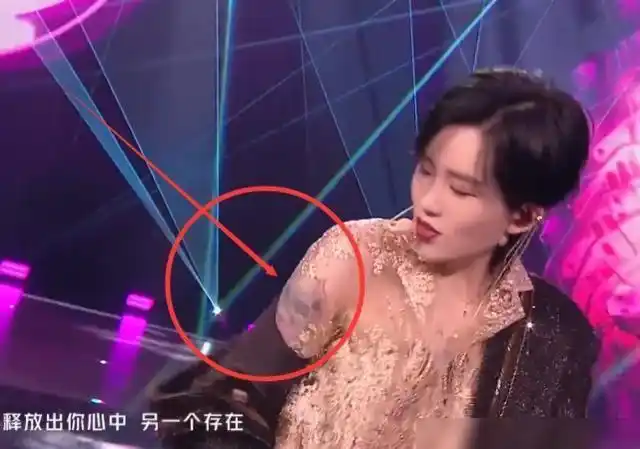 陆柯燃外套滑落肩部纹身意外露出纹身图案让人惊艳