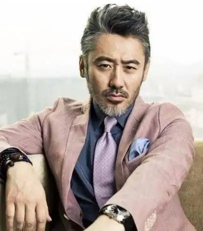 这一胡型当然少不了波哥,吴秀波留胡子帅气到只有胡歌能与之相比,妥妥