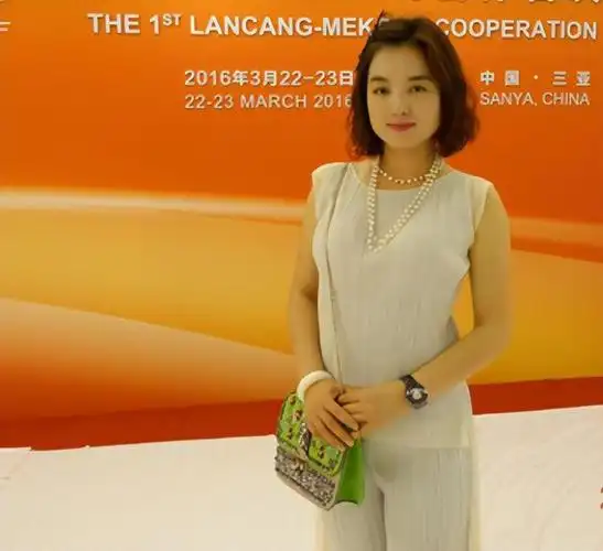 歌手白雪晒照国字脸不漂亮但真实自然杜星霖穿薄纱裙太不得体