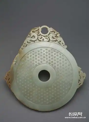 定州博物馆馆藏国宝级文物——青玉龙螭衔环璧.记者 张天虎 摄