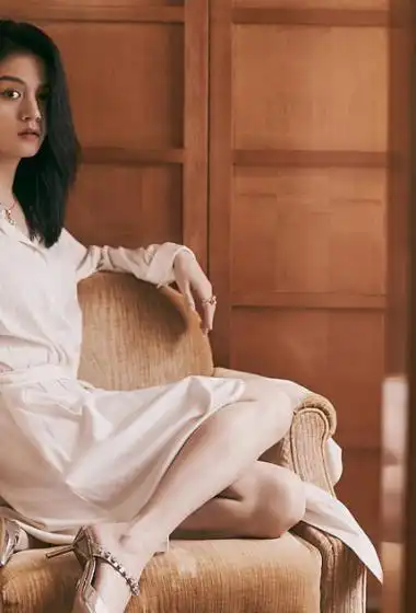 简介:明星春夏熟女风性感写真图片,分享一组春夏图片给大家,图中的