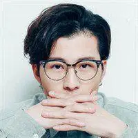 戴圆框眼镜的男生头像_微信头像图片大全