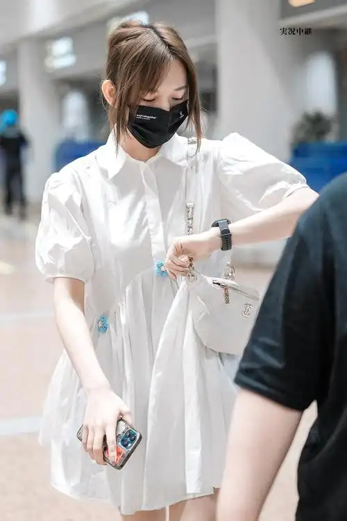 【6.29 程潇】程潇最新机场饭拍分享,身穿花朵装饰衬衫连衣裙.