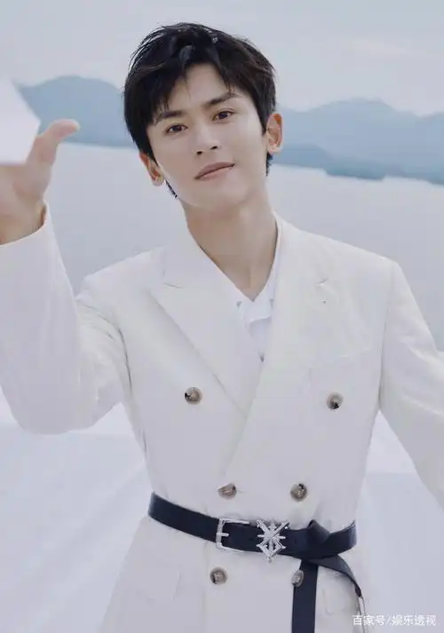 张哲瀚酷帅时尚杂志写真高清图片简介:张哲瀚酷帅时尚杂志写真高清