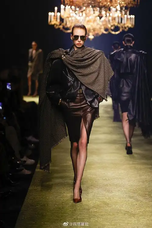 圣罗兰23冬季女士时装秀#创意总监anthony vaccarello将品牌经典犯耨
