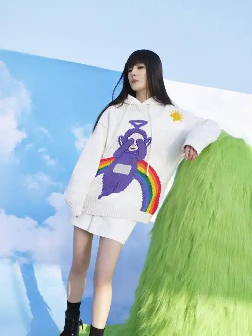 杨幂秋冬休闲穿搭来袭,白色卫衣短裙搭配天线宝宝毛衣,可爱娇俏