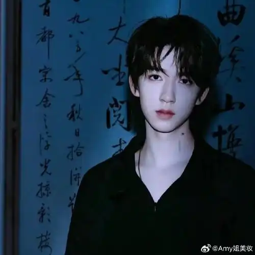 贺峻霖 wechat头像 小贺不愧是仙子啊,他真的绝美