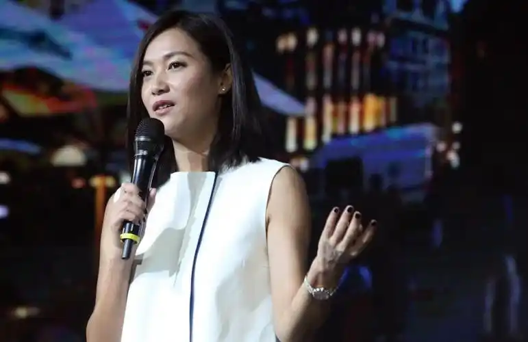 徐静蕾出席活动,当看到她的裙摆后,网友:注意看"膝脖盖"!