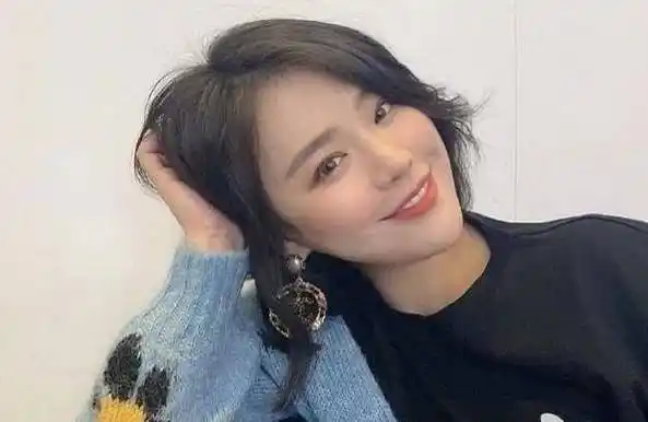 马思纯和张哲轩被拍,聚会后一同回家,两人互动超甜蜜_恋情_感情_黑色