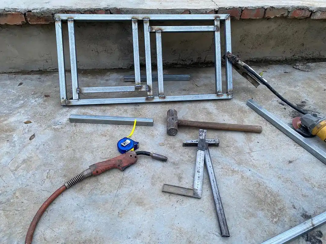 给小家伙焊个秋千椅#手艺人 #铁艺 #自制秋千 #制作过程  - 抖音