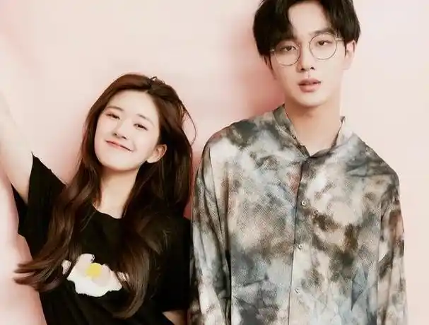 李宏毅被曝恋情,疑女方怀孕被锁家中,正脸似赵露思,男方9字回应