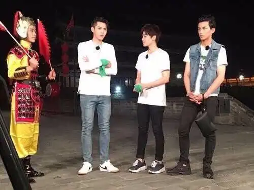 吴磊和吴亦凡身高竟然差不多,两人同框的画面好养眼!