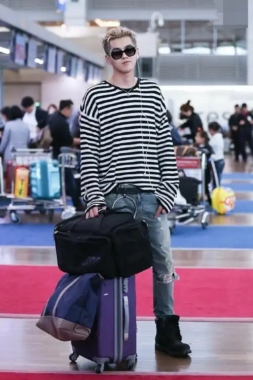 李易峰机场照比吴亦凡机场照帅喔!那么你觉得怎么样呢?