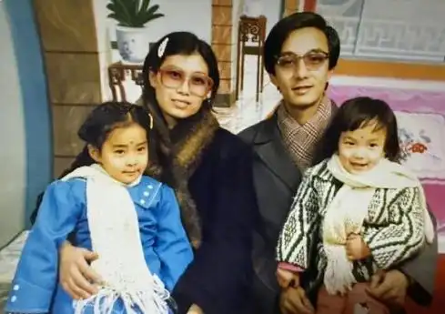 和爸妈共用一张脸刘亦菲比不上妈妈赵小棠母女像姐妹晚八点娱闻