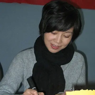 他说,话剧中心确实有个演员叫王玮,算是个比较努力的演员,经常参加