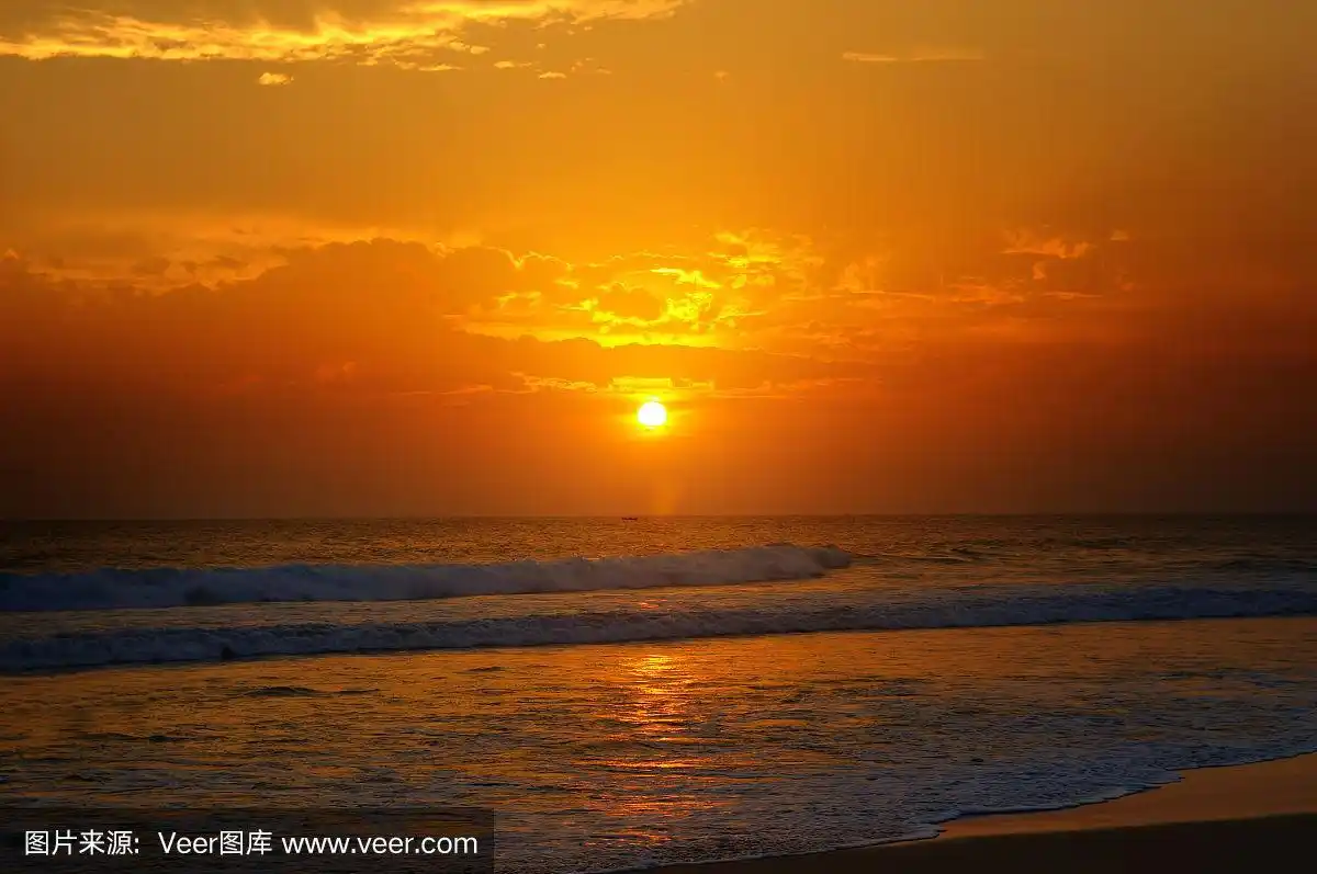 大海的海滩和金色的太阳升起.亮丽的背景.