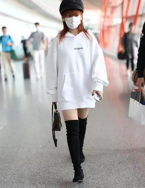 赖美云戴贝雷帽少女感十足 长靴配卫衣露美腿超吸睛|赖美云|贝雷帽