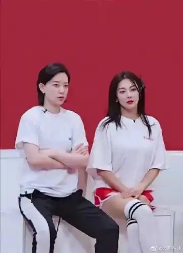 李斯丹妮和张雨绮红色的背景白色的t恤