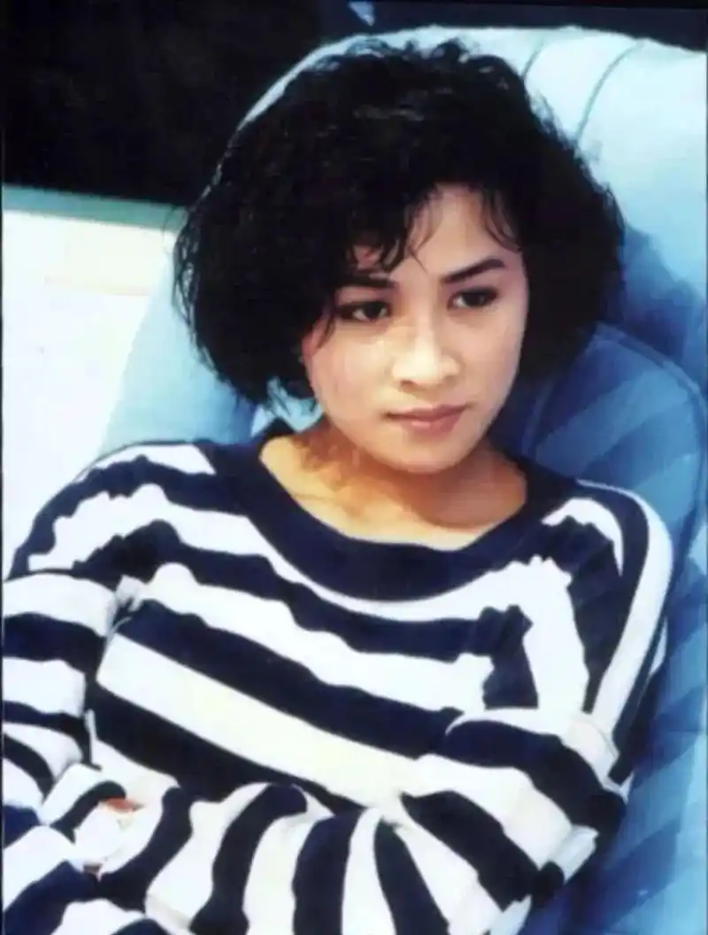 年轻时的刘嘉玲真漂亮!妥妥的邻家小妹耶~果然年轻就是好!