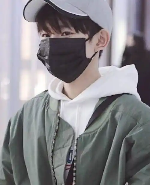 王源机场照,易烊千玺机场照,看见王俊凯:这才是真正的大佬!