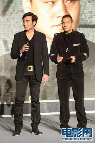 刘烨演痴傻"硬汉" 与高挑张梓琳"保持距离"