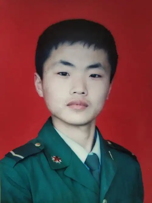 2003年第一次证件照照片,看着自己当时好小啊!