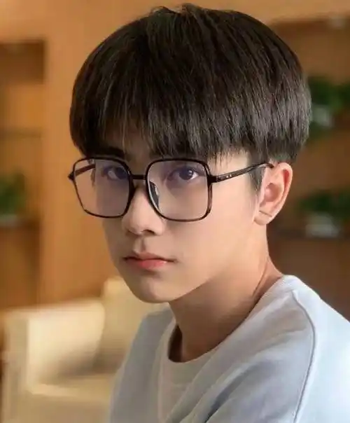 最火的摩根碎盖发型,细软发质发量少的救星,让你少年感十足_盖头_男生