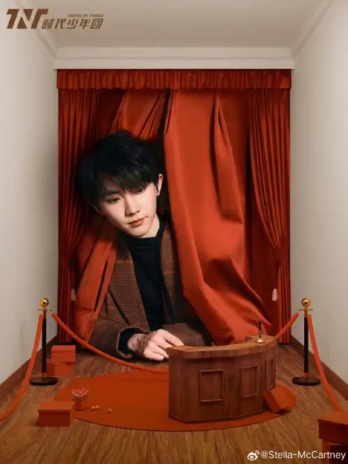 时代少年团队长-马嘉祺身着#stellamccartney2023冬季系列#西装,派沣