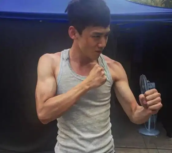 白敬亭近照曝光,一身肌肉羡煞网友,哥哥太给力了