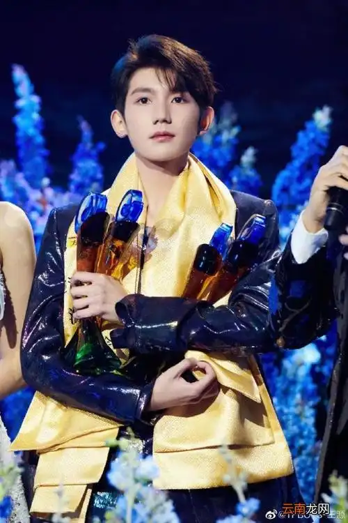 王源高定多,高定王子王源时尚衣橱之azzaro