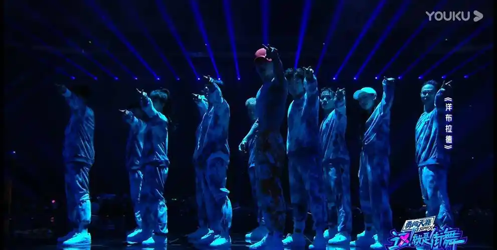 《这就是街舞》总决赛王嘉尔太野了,表演时直接撕掉衣服露出腹肌_舞台