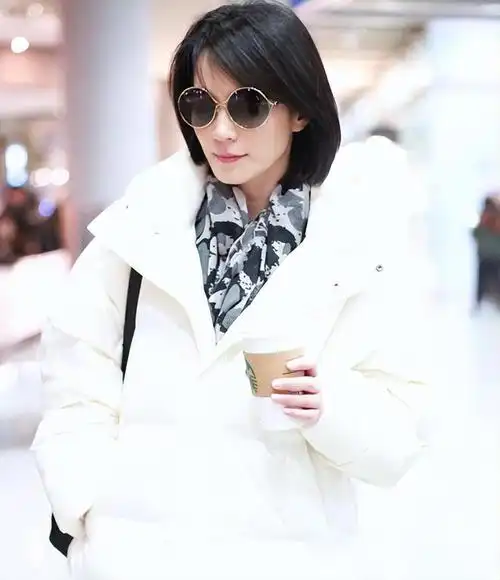 53岁俞飞鸿带火了一种新穿法白色羽绒服打底裤减龄又时髦