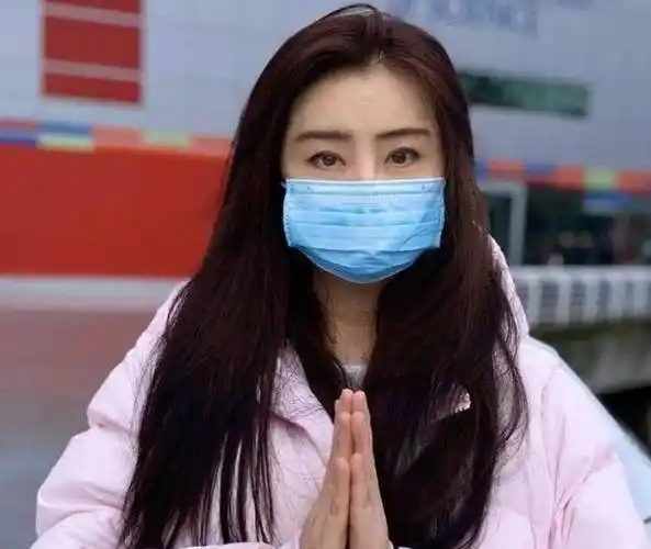 53岁王祖贤近照,再被拍到诵唱经文,扎丸子头仪态欠佳无女神样_一身