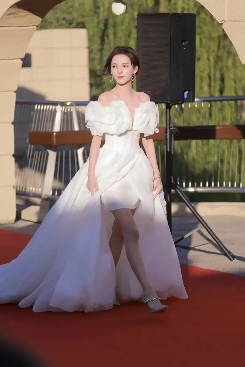 张予曦一身白色礼服仙气飘飘,好美