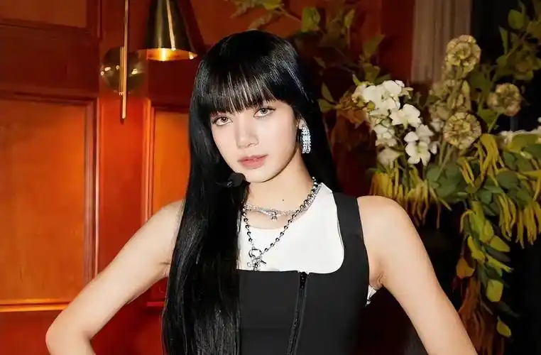 lisa现身机场被围堵,面容憔悴眼泛泪光,组合成员疑揭真实目的_lisa