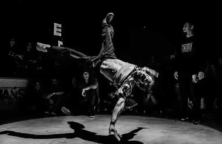 不同的舞种都有其特别的动作模式,下面我以breaking为例,为大家分析一