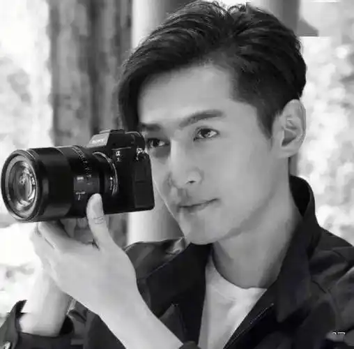 胡歌官宣结婚后,与妻子同框照首次曝光,黄曦宁依偎着胡歌好甜蜜