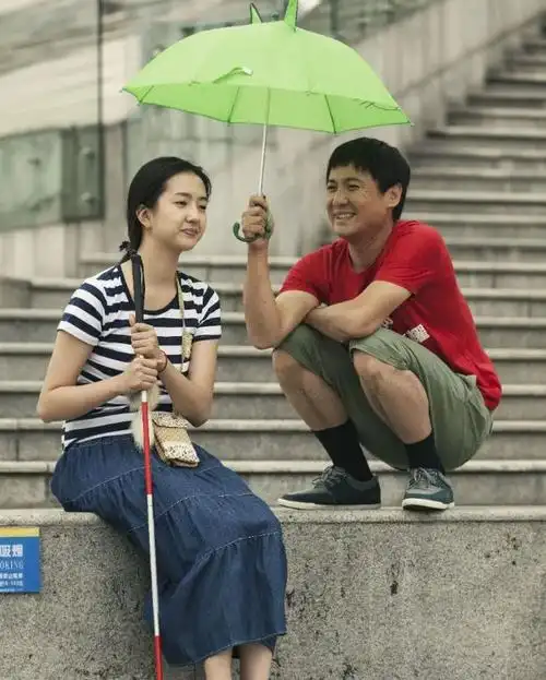 在《你是我的眼》中,许龄月扮演的是盲人姑娘"花儿".