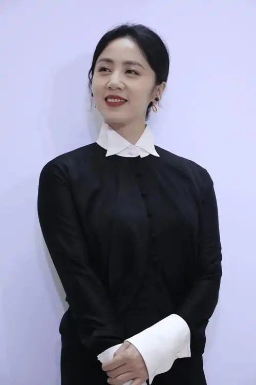 演员孙莉:嫁大6岁黄磊,婚后育有三胎,如今一家五口幸福美满