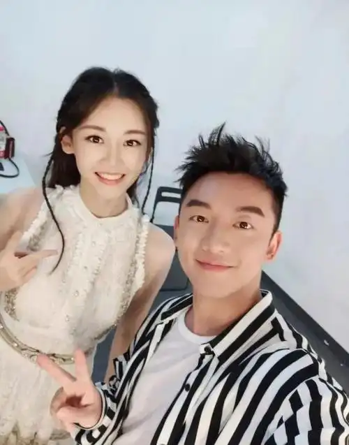 郑凯吴昕官宣结婚了吗(郑恺与"冯女郎"苗苗官宣结婚)(8)